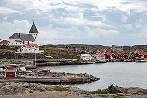 Skärhamn Tjörn 2019 08 07 Tubbeviken e Skärhamns kyrka.jpg