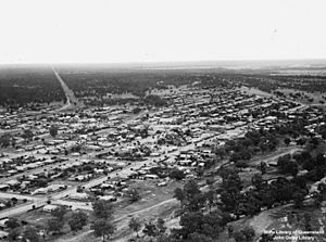 StateLibQld 1 198719 Aerial view of Charleville, 1947