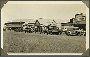 StateLibQld 2 242577 Main street in Mount Isa with Smiths Hotel on the left, ca. 1936