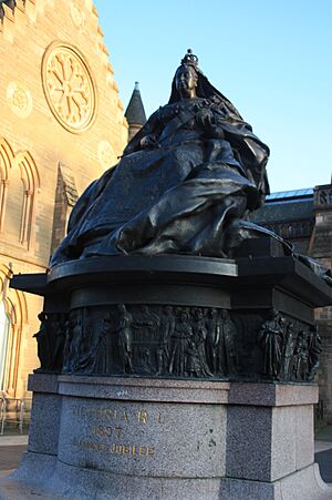 Statue of Queen Victoria, Albert Square, Dundee by Harry Bates 1899
