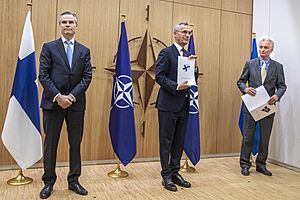 Suomen ja Ruotsin suurlähettiläät jättävät kiinnostuksenosoituksensa Natoon liittymisestä