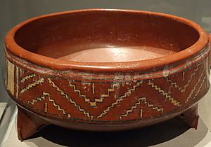 Tripod bowl, Mexico, Chupicuaro, 300 BC to 1 AD, earthenware and pigment - De Young Museum - DSC00524 (cropped)