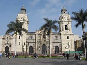 Fachada principal de la Catedral de Lima