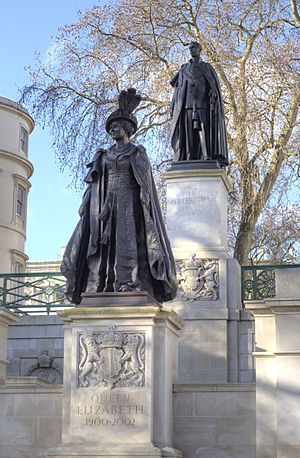 George VI and Queen Elizabeth Monument statues.jpg