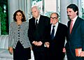 José María Aznar ofrece un almuerzo a dos académicos que han recibido el premio Príncipe de Asturias de Comunicación y Humanidades. Pool Moncloa. 17 de mayo de 1996