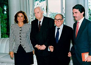 José María Aznar ofrece un almuerzo a dos académicos que han recibido el premio Príncipe de Asturias de Comunicación y Humanidades. Pool Moncloa. 17 de mayo de 1996