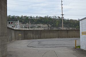 Nando Felty Saloon site