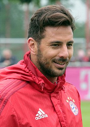 Pizarro training FC Bayern (cropped).jpg