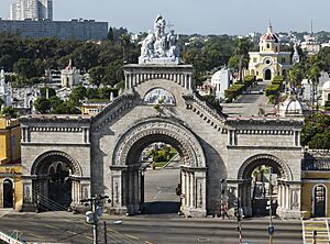 Porton de entrada Cementerio de Colon.jpg