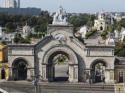Porton de entrada Cementerio de Colon