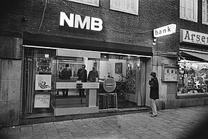 Roofoverval op bijkantoor Nederlandse Middenstands Bank Beethovenstraat, Amsterd, Bestanddeelnr 924-0492