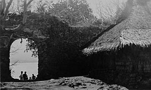 COLLECTIE TROPENMUSEUM Gezicht uit het fort van Solor op Tedoenara TMnr 60033462