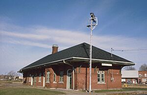 Gare du CP, 75, rue Foch, Saint-Jean-sur-Richelieu Saint-Jean vue d'ensemble, façade et côté droit 11-d.na.civile-90-2155