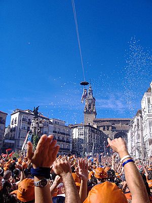 Neerdalen van Celedon over het plein La Virgen Blanca