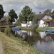 Overzicht van boerderij, vanaf de overzijde van het water - Nieuwkoop - 20383591 - RCE