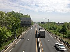 2014-05-12 11 08 06 View north along U.S. Route 1 (Trenton Freeway) from the overpass for Southard Street in Trenton City, Mercer County, New Jersey