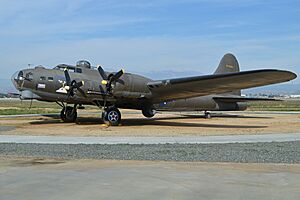 Boeing B-17G Flying Fortress ’44-6393’ “Starduster” (26948137531)