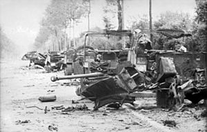 Bundesarchiv Bild 101I-738-0267-21A, Villers-Bocage, zerstörte Militärfahrzeuge