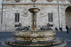Fontana di Piazza Arringo IMG 0041