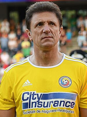 Generația de Aur vs Barcelona Legends (0-2) 2018 Sports Festival - meciul amintirilor. (52810598539) (cropped) 2.jpg