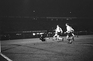 Nederland tegen West-Duitsland 2-4, eerste Nederlandse doelpunt, v.l.n.r. keeper, Bestanddeelnr 918-9494