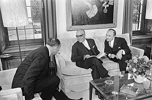 President Bourguiba in het Catshuis, nummer 28 v.l.n.r. Luns, Bourguiba en Cals, Bestanddeelnr 919-3317
