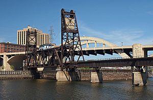 St. Paul Union Pacific Vertical-lift Rail Bridge.jpg