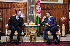 Thomas de Maizière with Afghan Governor Atta