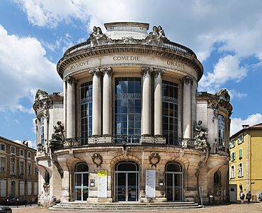 (Agen) - La Façade du Théâtre Ducourneau sur la place du Docteur Esquirol