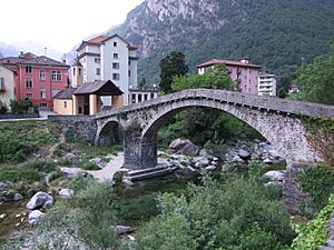 Alte Steinbrücke in Bignasco