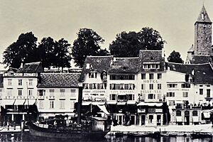 Ausstellung 'Der Zeit voraus - Drei Frauen auf eigenen Wegen' - Stadtmuseum Rapperswil - Alwina Gossauer, Hotels an der Schifflände in Rapperswil um 1880 mit ihrem Atelier und Laden im Hotel 'Belle-Vue' 2015-09-05 16-29-23