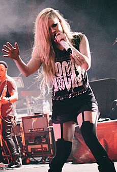 Avril Lavigne in Brasilia - 2014 - 2 (cropped)