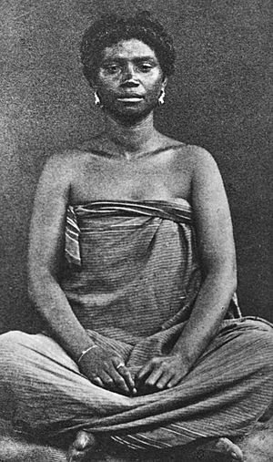 COLLECTIE TROPENMUSEUM Studioportret van een Antankarana vrouw uit het noordoosten van Madagascar in kleermakerszit TMnr 60027431.jpg