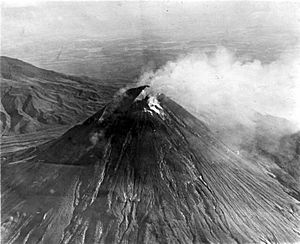 COLLECTIE TROPENMUSEUM Uitbarsting van de Merapi in 1930 TMnr 10003995
