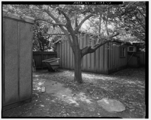 COURTYARD, LOOKING SOUTHEAST TO ROOM 47 ADDITION. - U.S. Geological Survey, Rock Magnetics Laboratory, 345 Middlefield Road, Menlo Park, San Mateo County, CA HAER CAL,41-MENPA,5-10