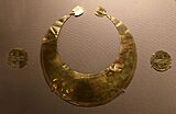 Lunula d'oro e due dischi d'oro, da coggalbeg, co. roscommon, 2200-1800 ac ca