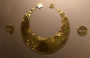 Lunula d'oro e due dischi d'oro, da coggalbeg, co. roscommon, 2200-1800 ac ca