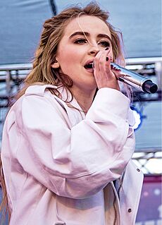 Sabrina Carpenter at California 2 December 2016 (cropped)