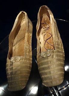 Shoes worn by Queen Victoria, 1840, silk satin - Bata Shoe Museum - DSC00326