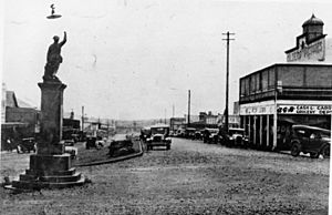 StateLibQld 2 45731 Atherton Main Street near the war memorial statue, Queensland, 1928