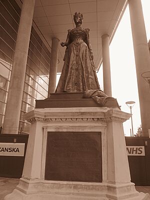 Statue of Queen Alexandra, Royal London Hospital (14518440501)