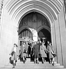 Students leaving the Chemistry Building, University of Saskatchewan, Saskatoon Des étudiants sortant de l’édifice consacré à la chimie, Université de la Saskatchewan, à Saskatoon (34407150985)