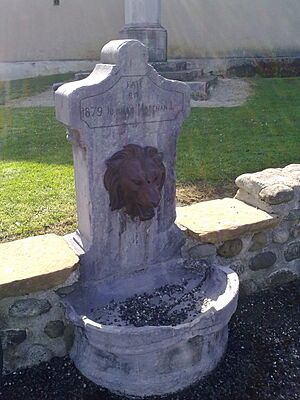 Un fontaine à l'entrée de Barzun vue 1 datant de 1879