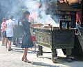 Wierook branden in de Lama Tempel Beijing China augustus 2007