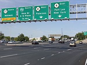 2020-09-08 13 13 29 View north along New Jersey State Route 17 at the exit for New Jersey State Route 4 (Fort Lee, New York, Paterson) in Paramus, Bergen County, New Jersey