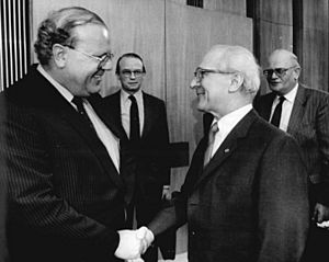Bundesarchiv Bild 183-1986-0317-027, Berlin, Gespräch Honecker, Bangemann