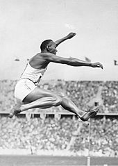 Bundesarchiv Bild 183-R96374, Berlin, Olympiade, Jesse Owens beim Weitsprung