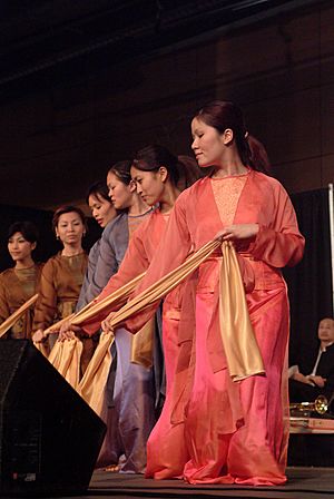 Dancers at Vietnamese Tet Festival, 2003