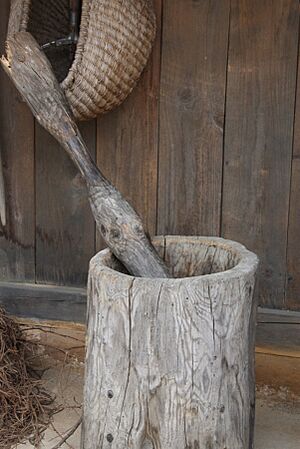 Jeolgu (mortar) and gongi (pestle).jpg
