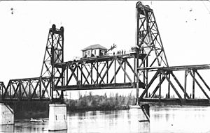New railroad bridge over the Willamette River at Salem, Oregon, showing lift span (3229291739)